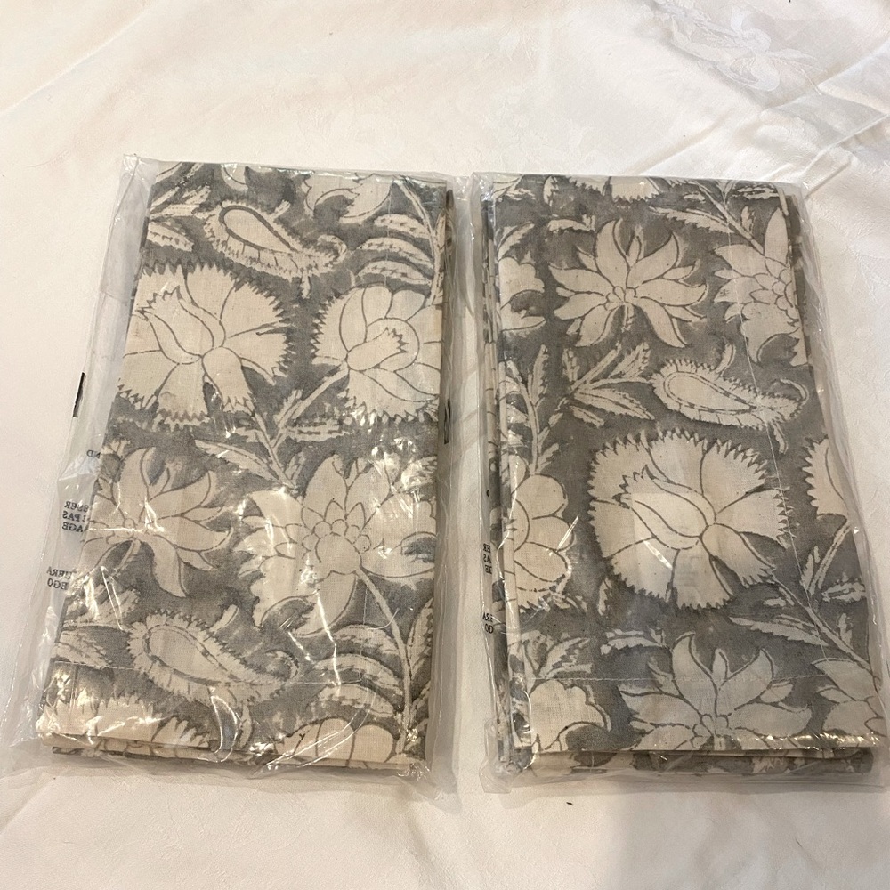 8 new NIP Pottery Barn cotton napkins 20 x 20 inches, grey and off-white
